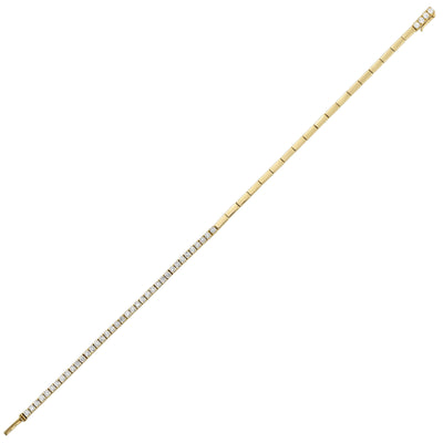 This exquisite yellow gold bracelet merges classic design with a touch of modernity. Seamlessly connecting polished links with a row of radiant diamonds, it shimmers with unmatched charm.